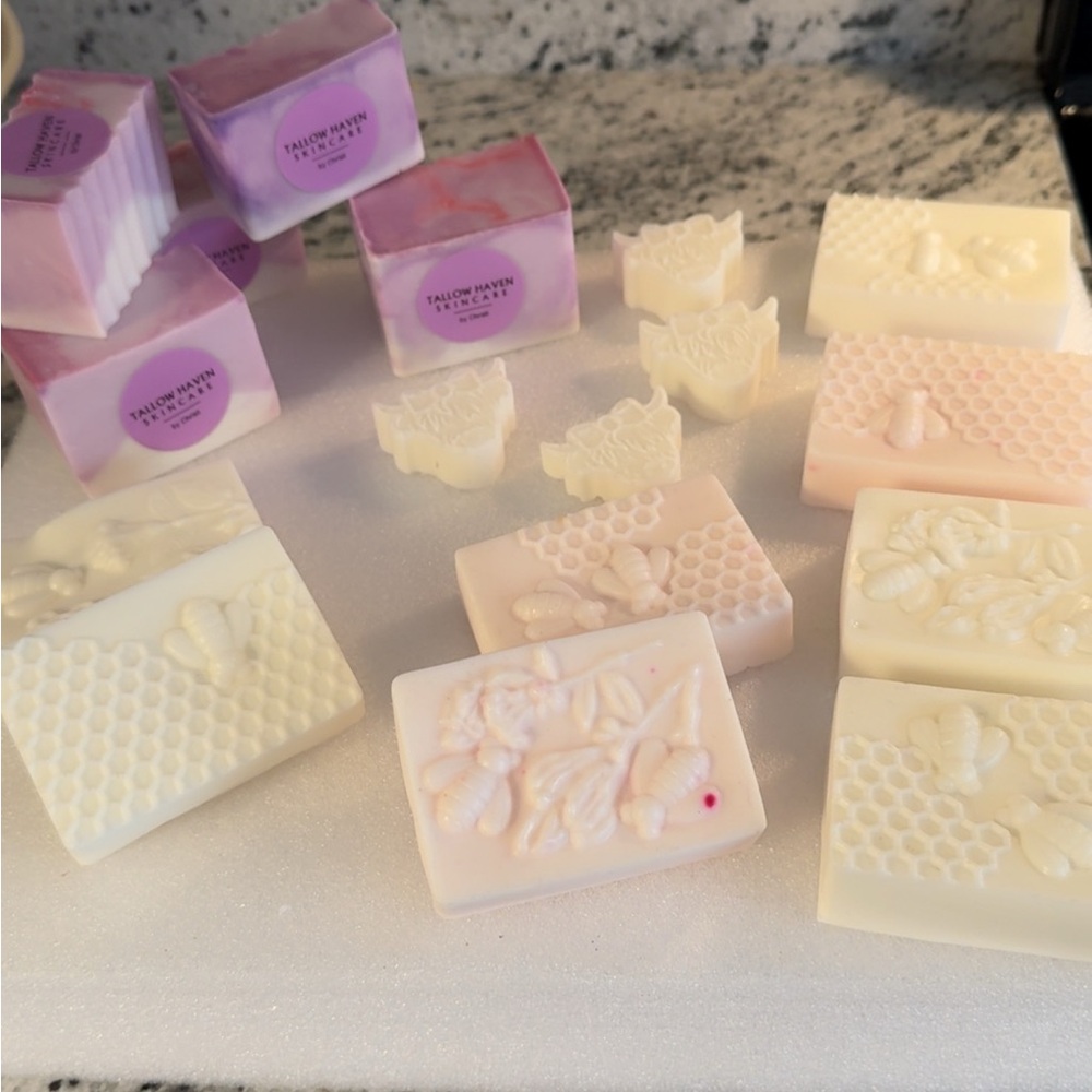Tallow Lavender and Cream soaps $7
Or 3 for $15 

Produced by me in Alabama 💜